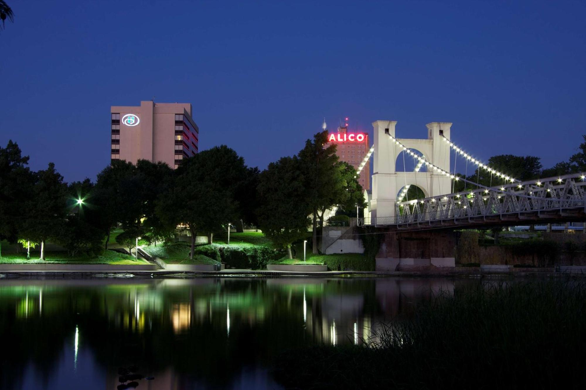 Hilton Waco Hotel Екстериор снимка